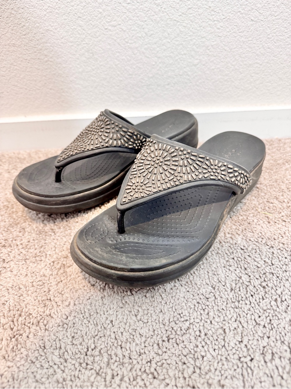 Crocs Capri V Embellished Flip Flops 9 Black Studded Wedge Comfort Sandals K74